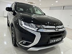 Mitsubishi Outlander 2.4 CVT 4WD Sunroof Facelift 2015 Black Rear Entertainment 